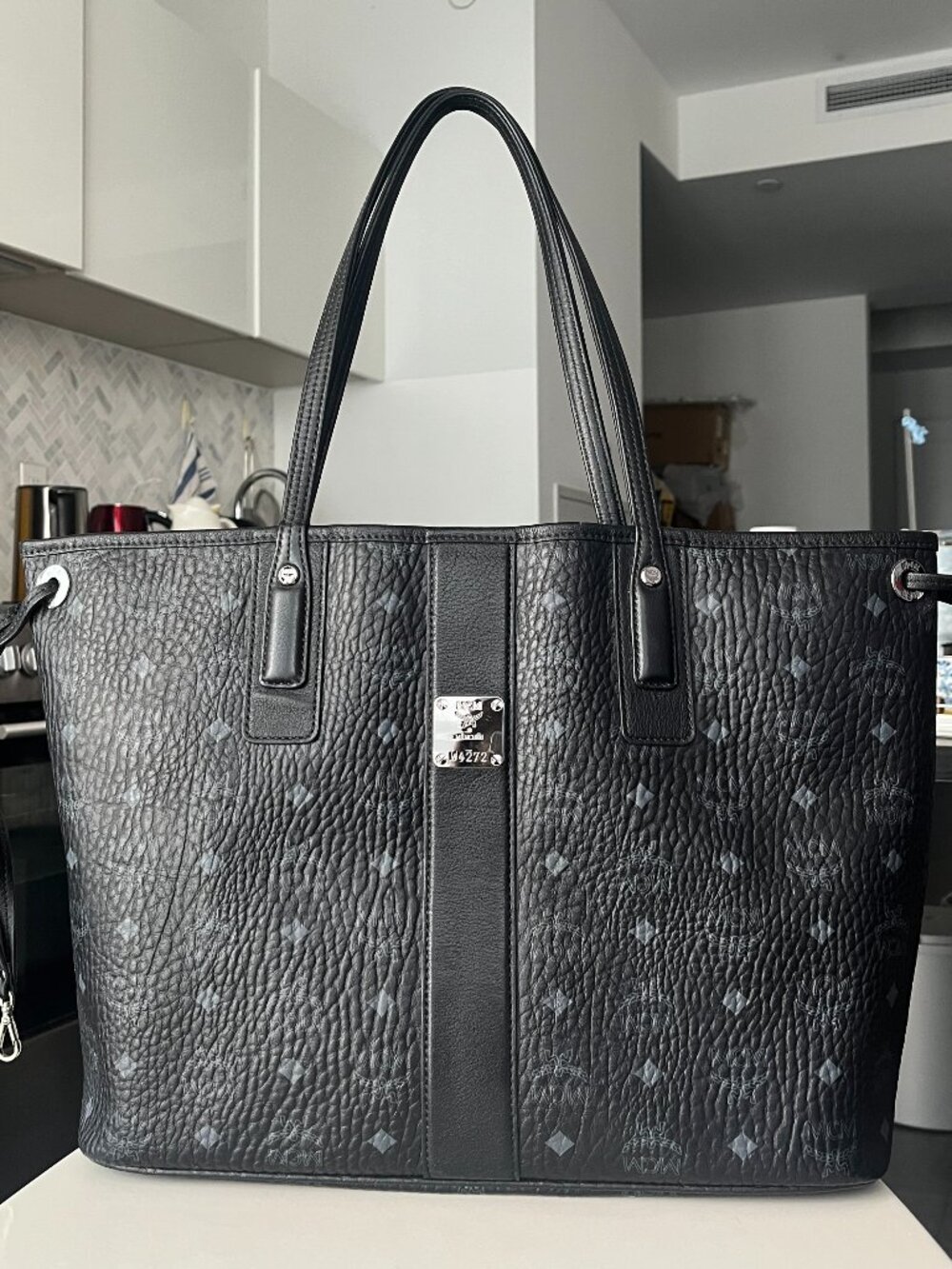 MCM Reversible Liz Shopper in Visetos – Medium, Black